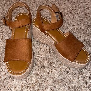 Brown/dark orange small wedges